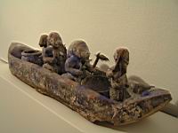 Sculpture vodou Fon, Benin, Pirogue, bois, pigments, plumes, calebasses, tissu, poterie, veget., couteau, mat. sacrificielles (1)